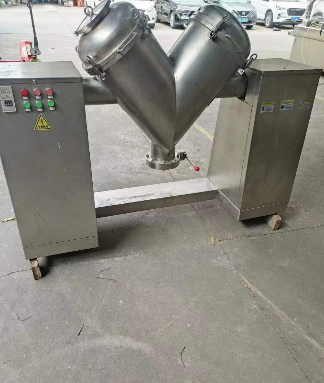 轉(zhuǎn)讓二手V型混合機(jī) 一臺(tái)容積100L內(nèi)部帶強(qiáng)制攪拌V型混合機(jī)