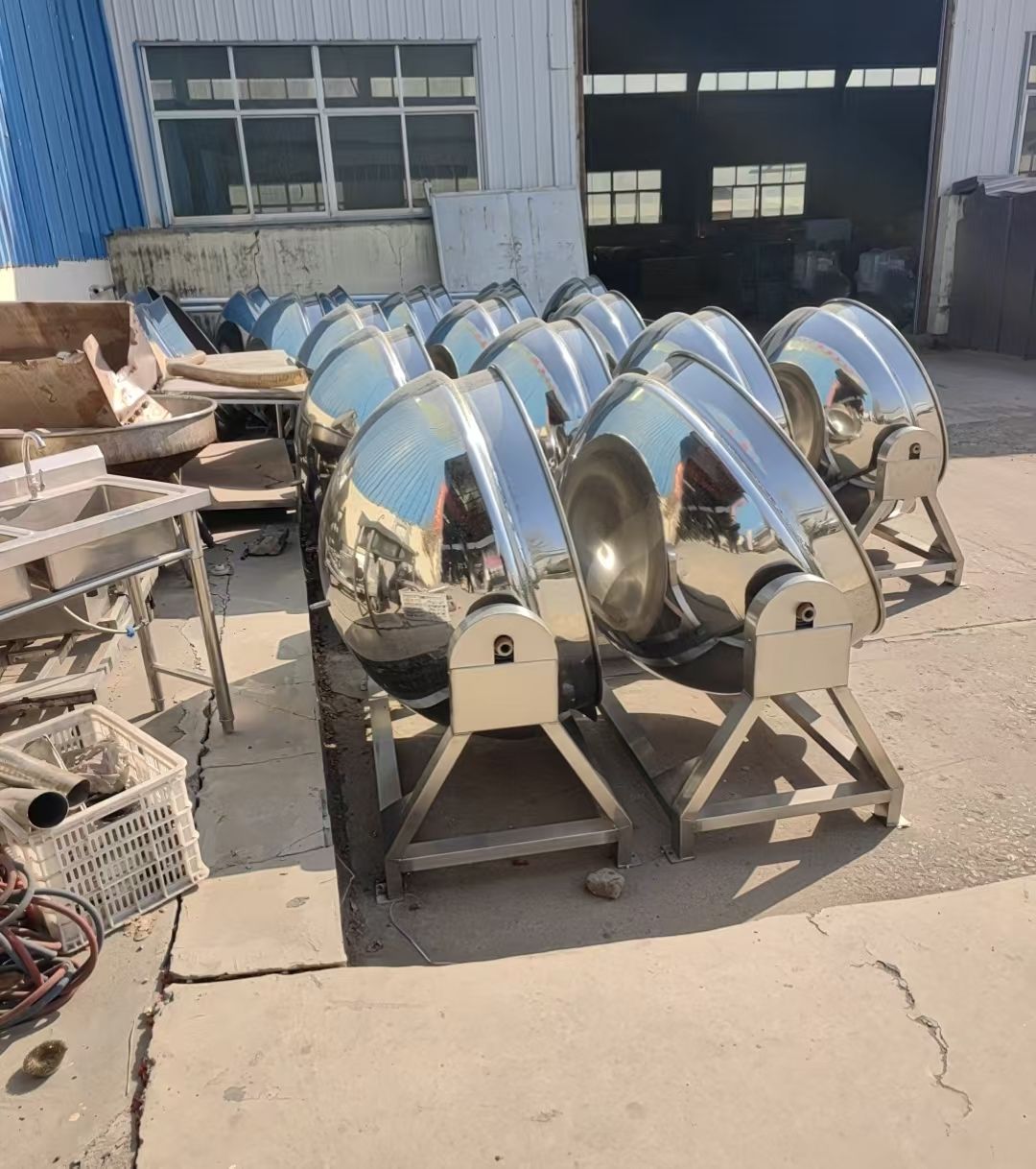 轉(zhuǎn)讓二手蒸汽夾層鍋 20臺(tái)容積600L蒸汽加熱傾斜夾層鍋