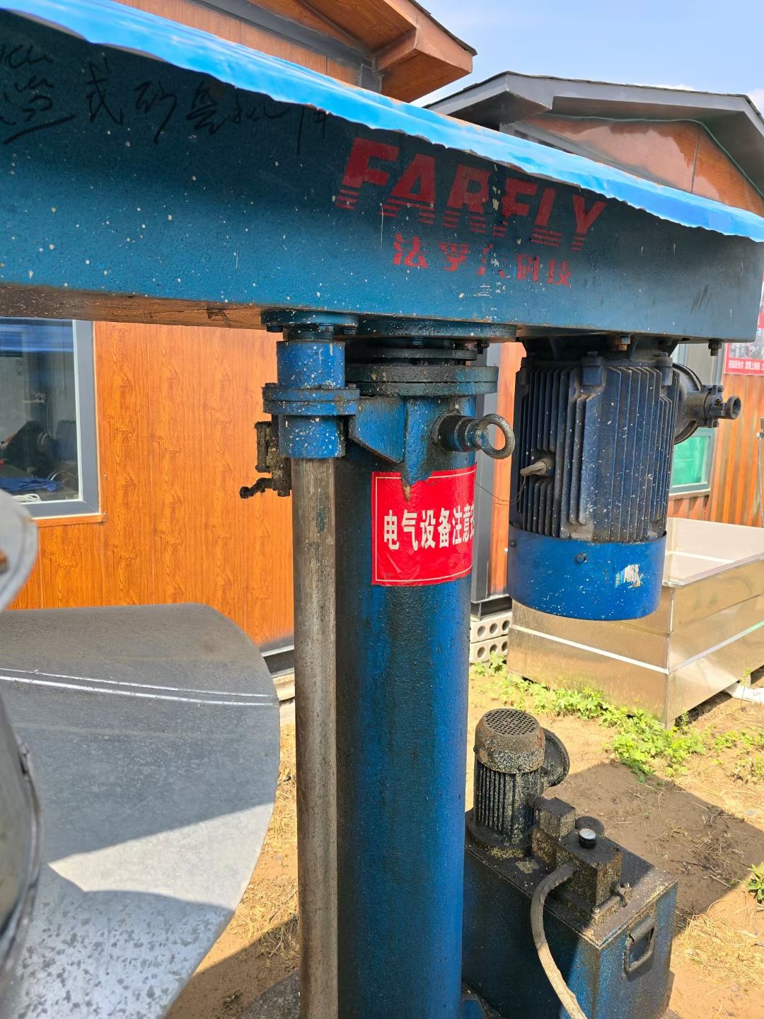 轉(zhuǎn)讓二手藍(lán)式砂磨機(jī) 一臺(tái)功率22千瓦立式藍(lán)式砂磨機(jī)
