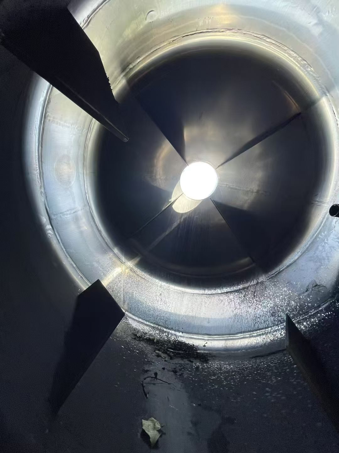 轉(zhuǎn)讓二手雙錐干燥機 兩臺容積5000L內(nèi)襯防腐雙錐回轉(zhuǎn)真空干燥機