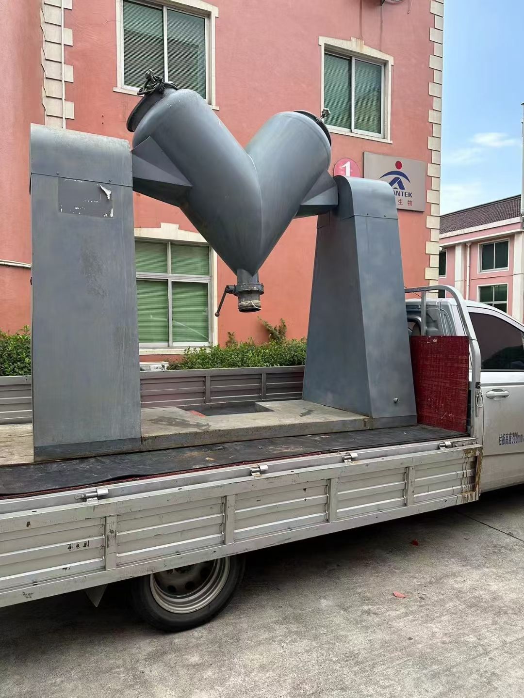 轉(zhuǎn)讓二手V型混合機(jī) 一臺(tái)容積500升不銹鋼高效V型混合機(jī)