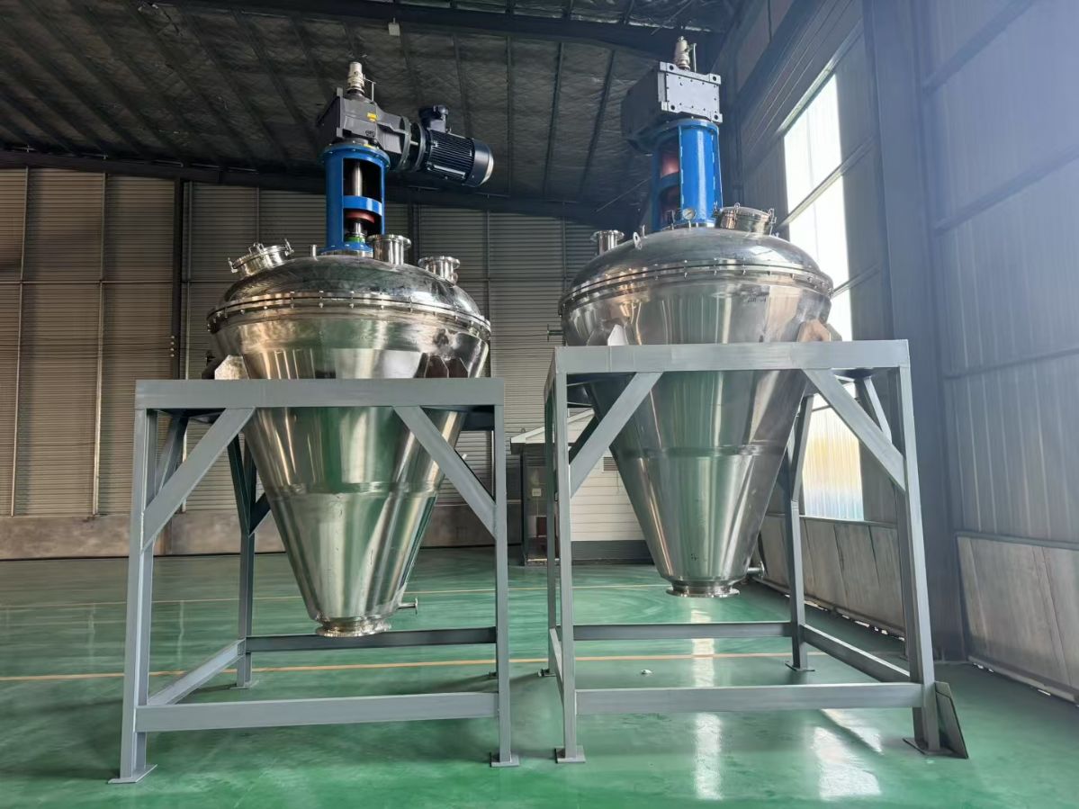 轉(zhuǎn)讓二手螺帶干燥機(jī) 兩臺(tái)容積3000L真空螺帶單錐干燥機(jī)