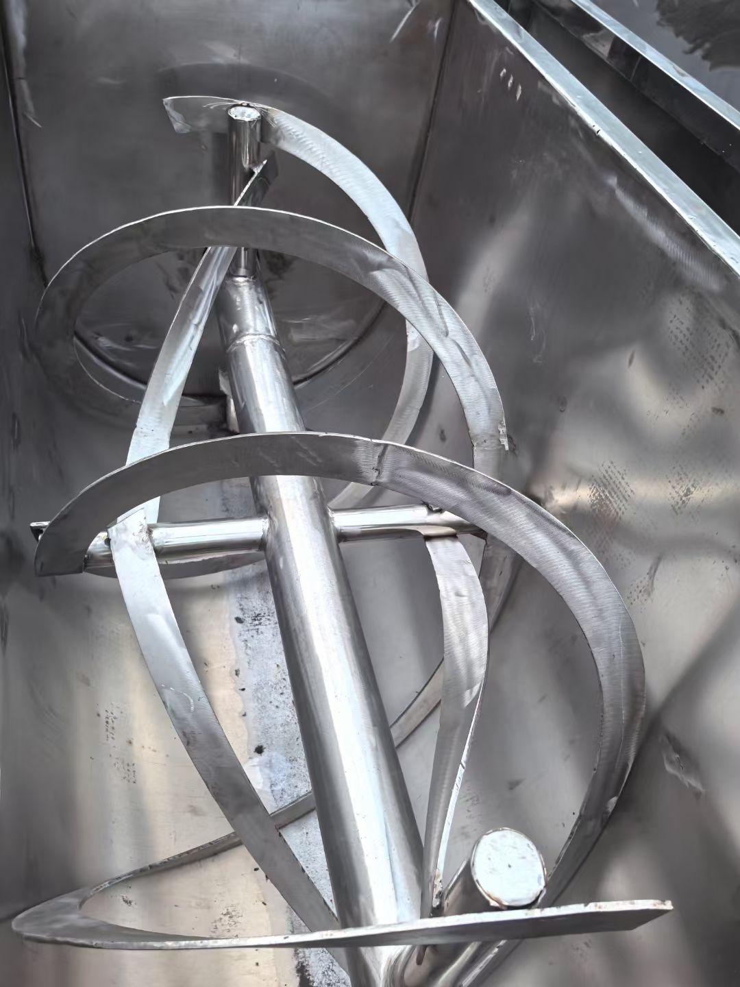 轉(zhuǎn)讓二手螺帶混合機 四臺容積500L拋光臥式螺帶混合機