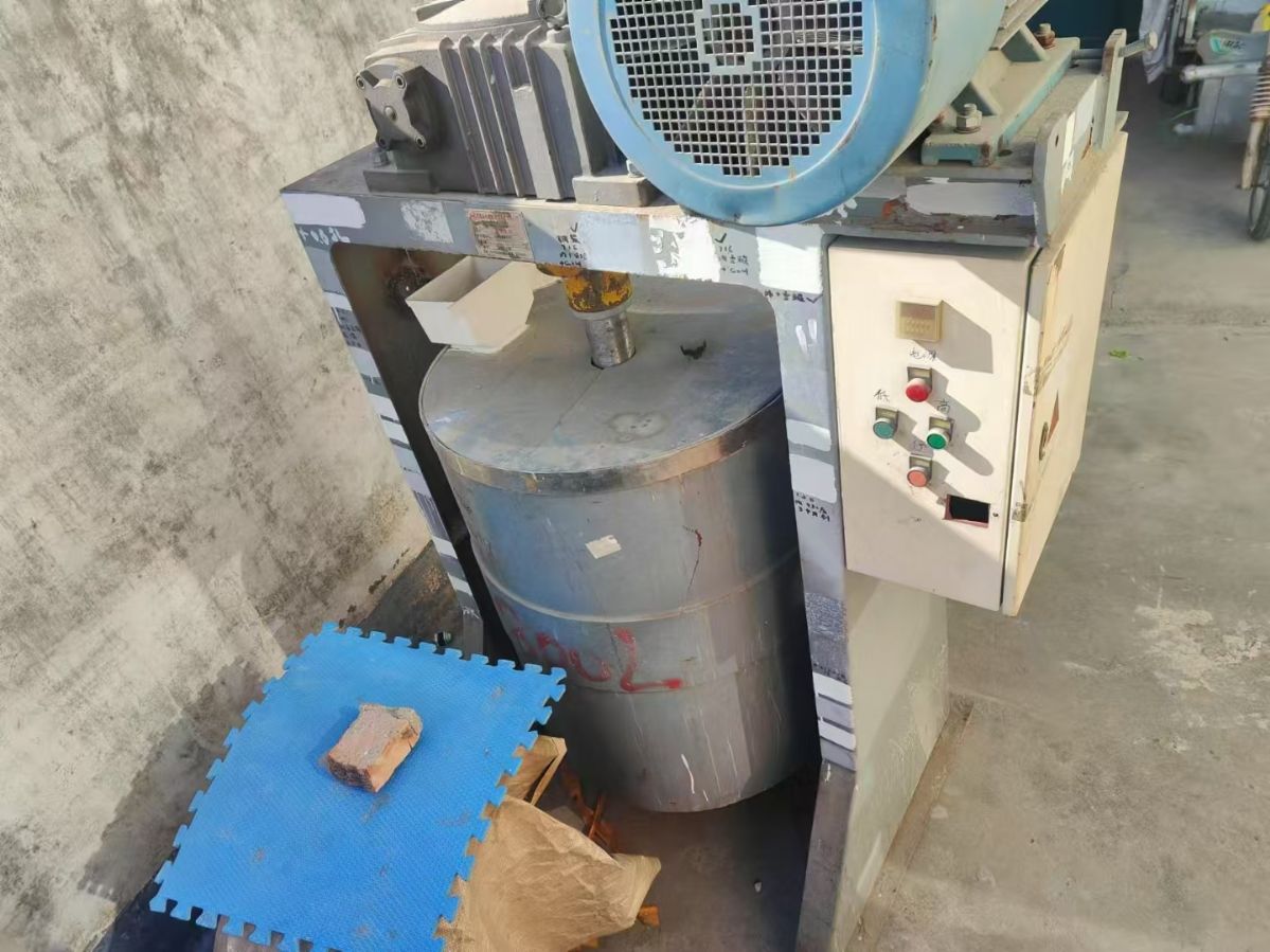 轉讓二手球磨機 一臺容積300L內襯聚氨酯立式球磨機