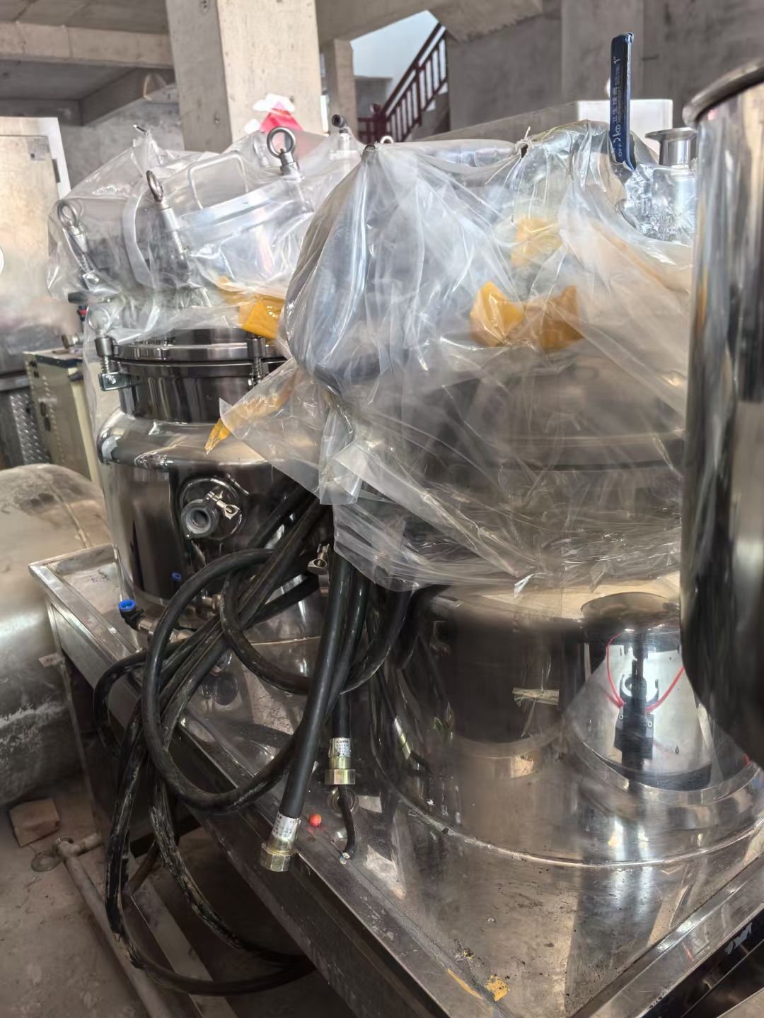 轉(zhuǎn)讓二手真空乳化機(jī) 一套容積100L電加熱帶水油鍋真空均質(zhì)乳化機(jī)