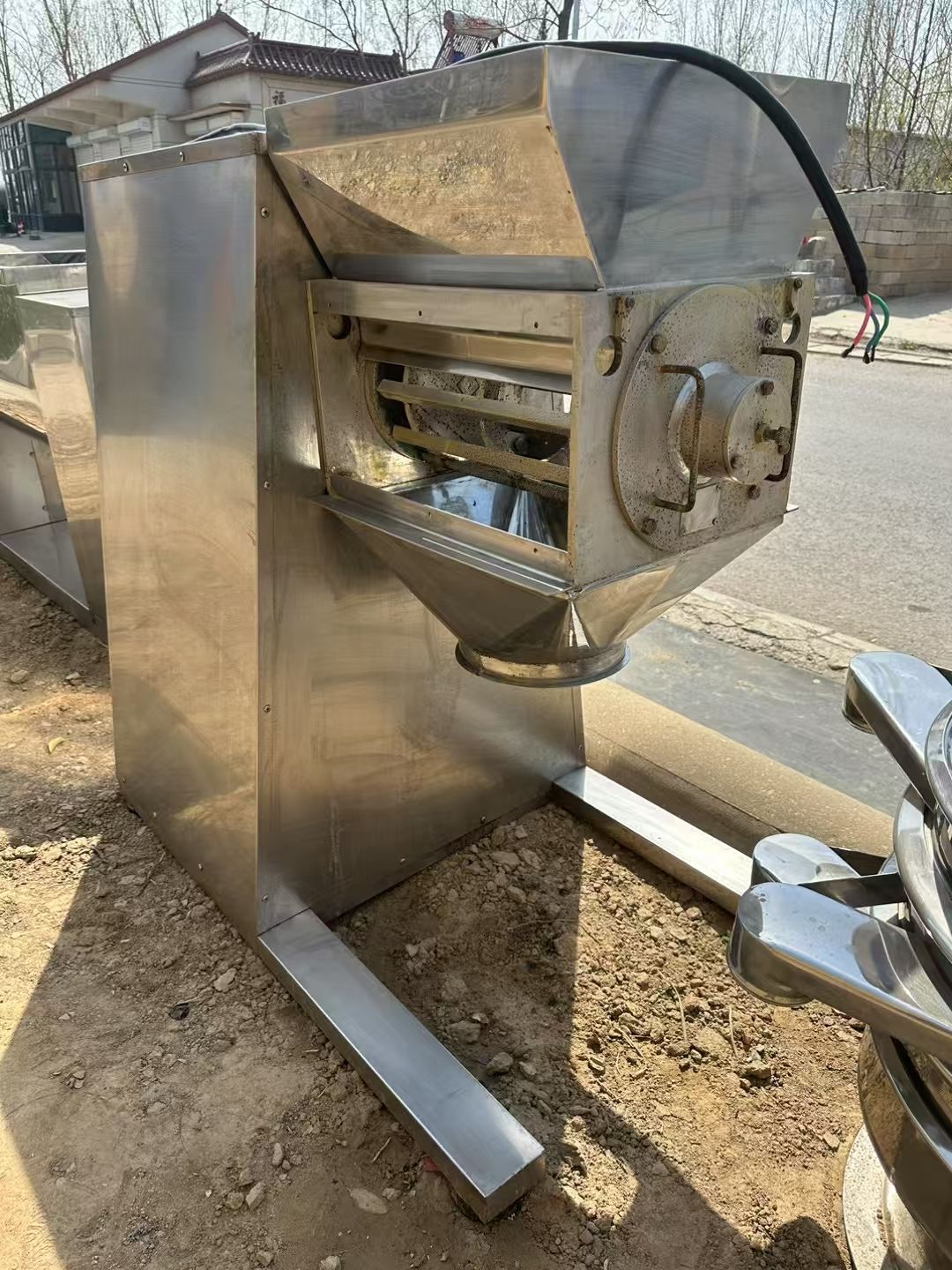 轉(zhuǎn)讓二手搖擺顆粒機(jī) 一臺(tái)YK-250型雙頭搖擺顆粒機(jī)