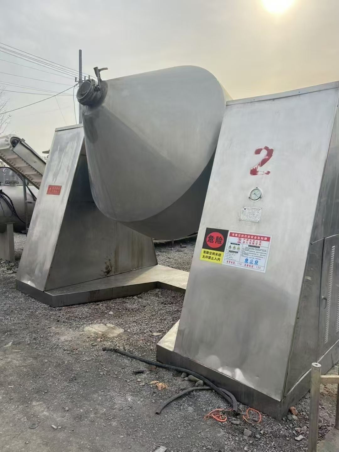 轉(zhuǎn)讓二手雙錐干燥機 一臺容積4000升常州宇通產(chǎn)不銹鋼真空雙錐干燥機