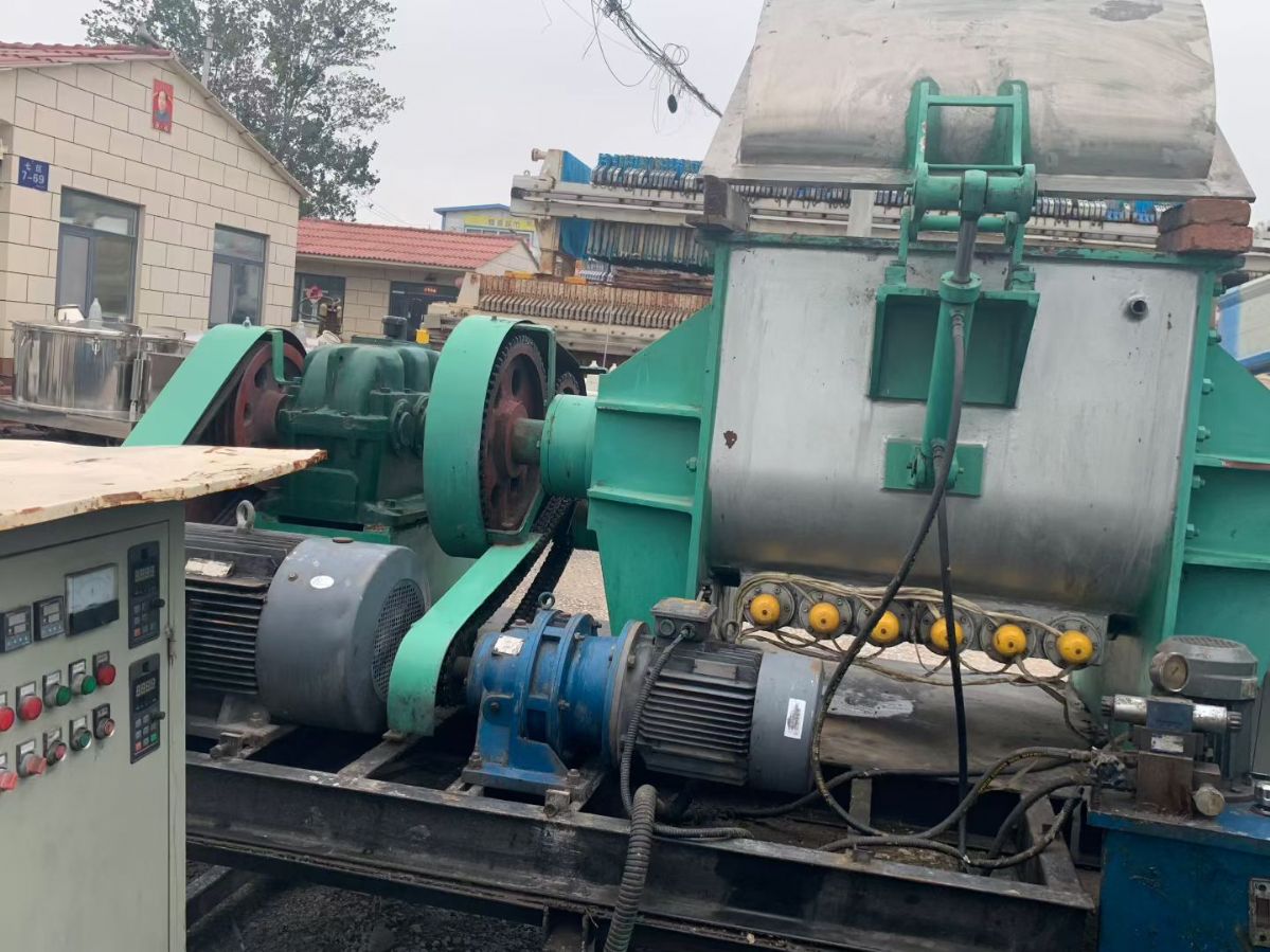 转让二手真空捏合机 一台容积600升螺杆出料电加热真空捏合机