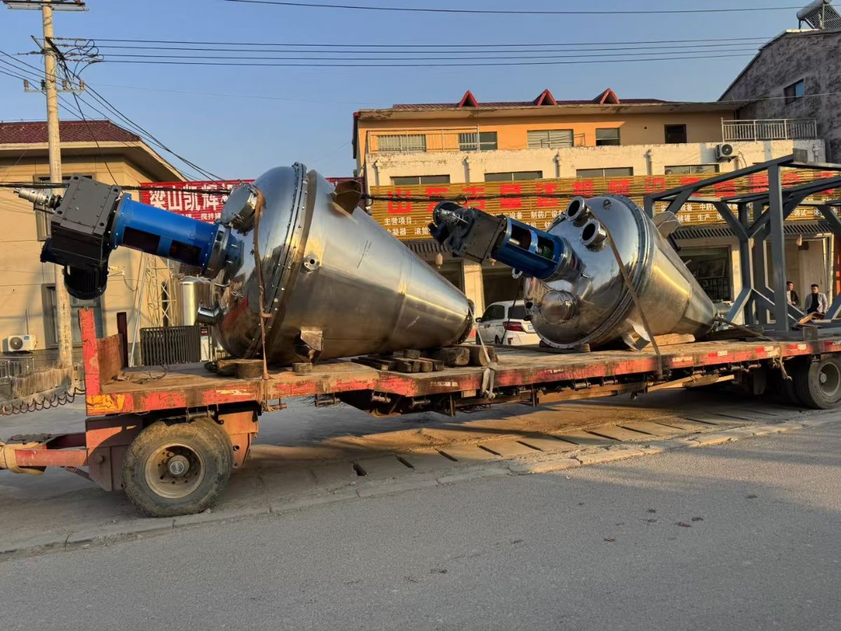 轉(zhuǎn)讓二手螺帶干燥機(jī) 兩臺容積3000L真空單錐螺帶干燥機(jī)