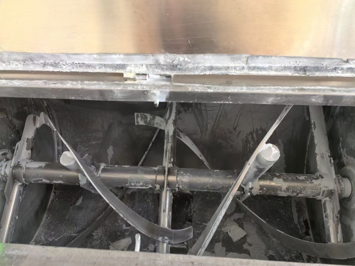 轉(zhuǎn)讓二手螺帶混合機(jī) 兩臺容積1立方電加熱臥式螺帶混合機(jī)