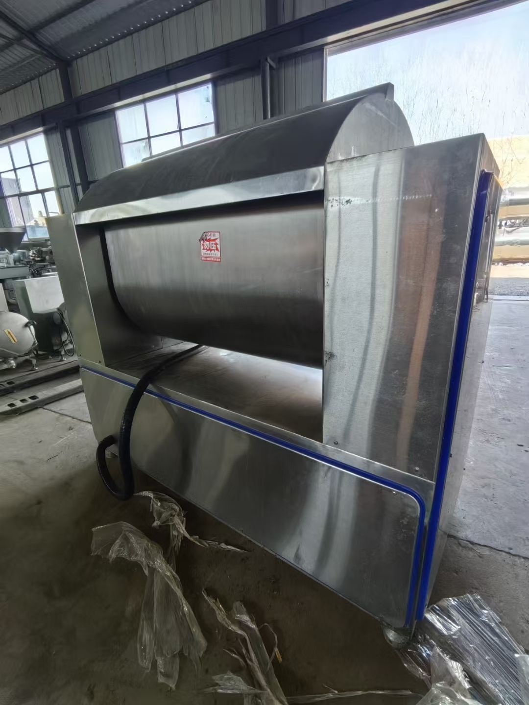 轉(zhuǎn)讓二手臥式和面機(jī) 一臺(tái)容積8袋面大型臥式和面機(jī)