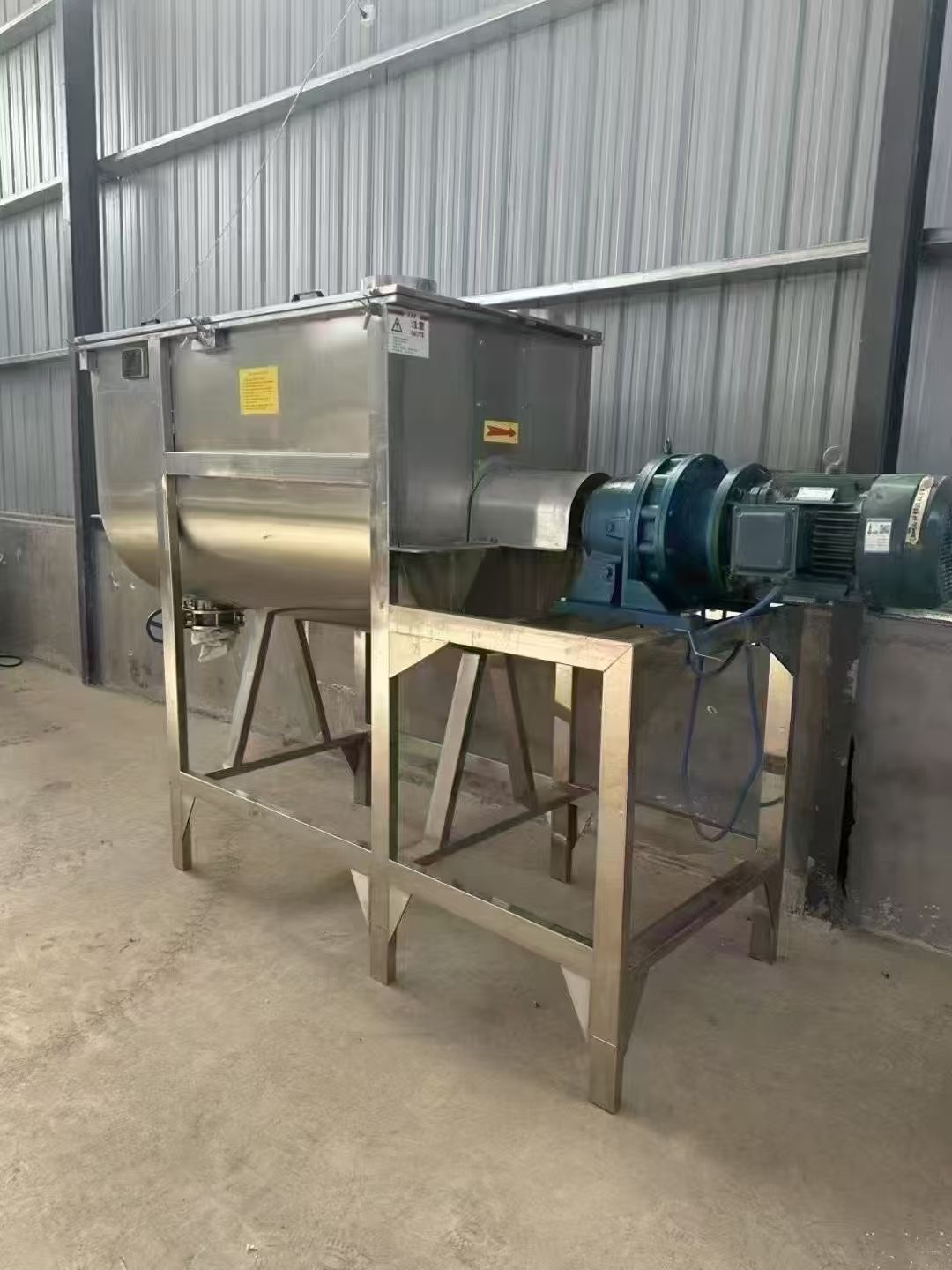 轉(zhuǎn)讓二手螺帶混合機(jī) 一臺(tái)容積1500L內(nèi)外拋光食品級(jí)臥式螺帶混合機(jī)