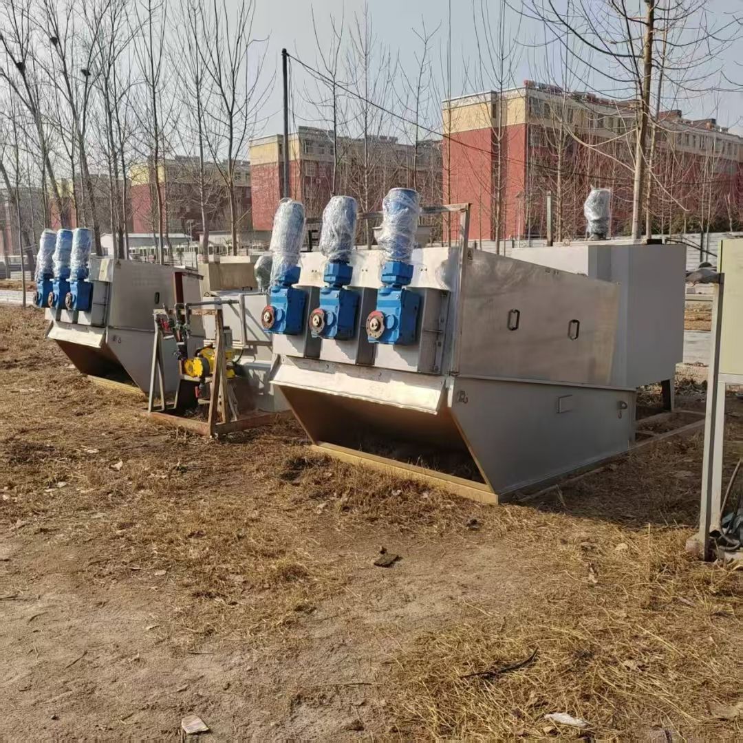 轉(zhuǎn)讓二手污泥脫水機(jī) 兩臺(tái)403型帶加藥裝置疊螺污泥脫水機(jī)