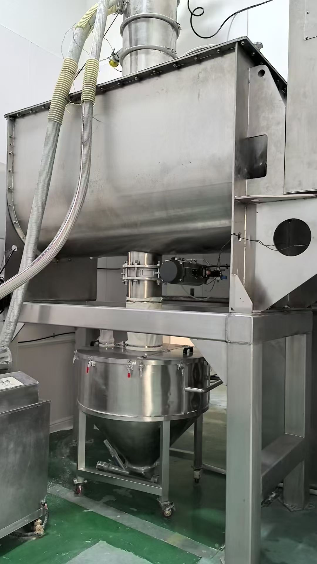 轉(zhuǎn)讓二手螺帶混合機(jī) 一臺(tái)容積2000L食品級(jí)拋光臥式螺帶混合機(jī)