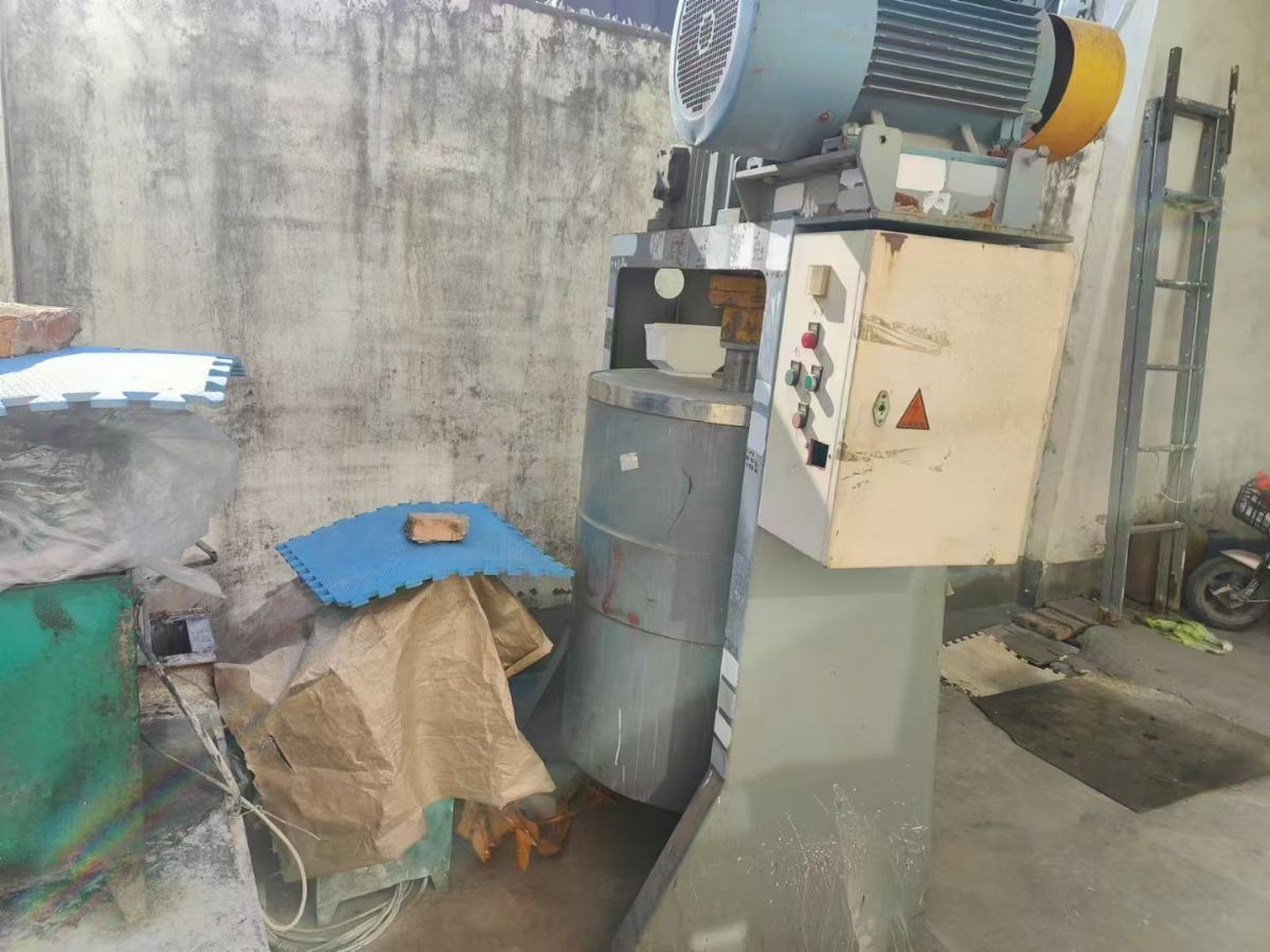 轉讓二手球磨機 一臺容積300L內襯聚氨酯立式球磨機