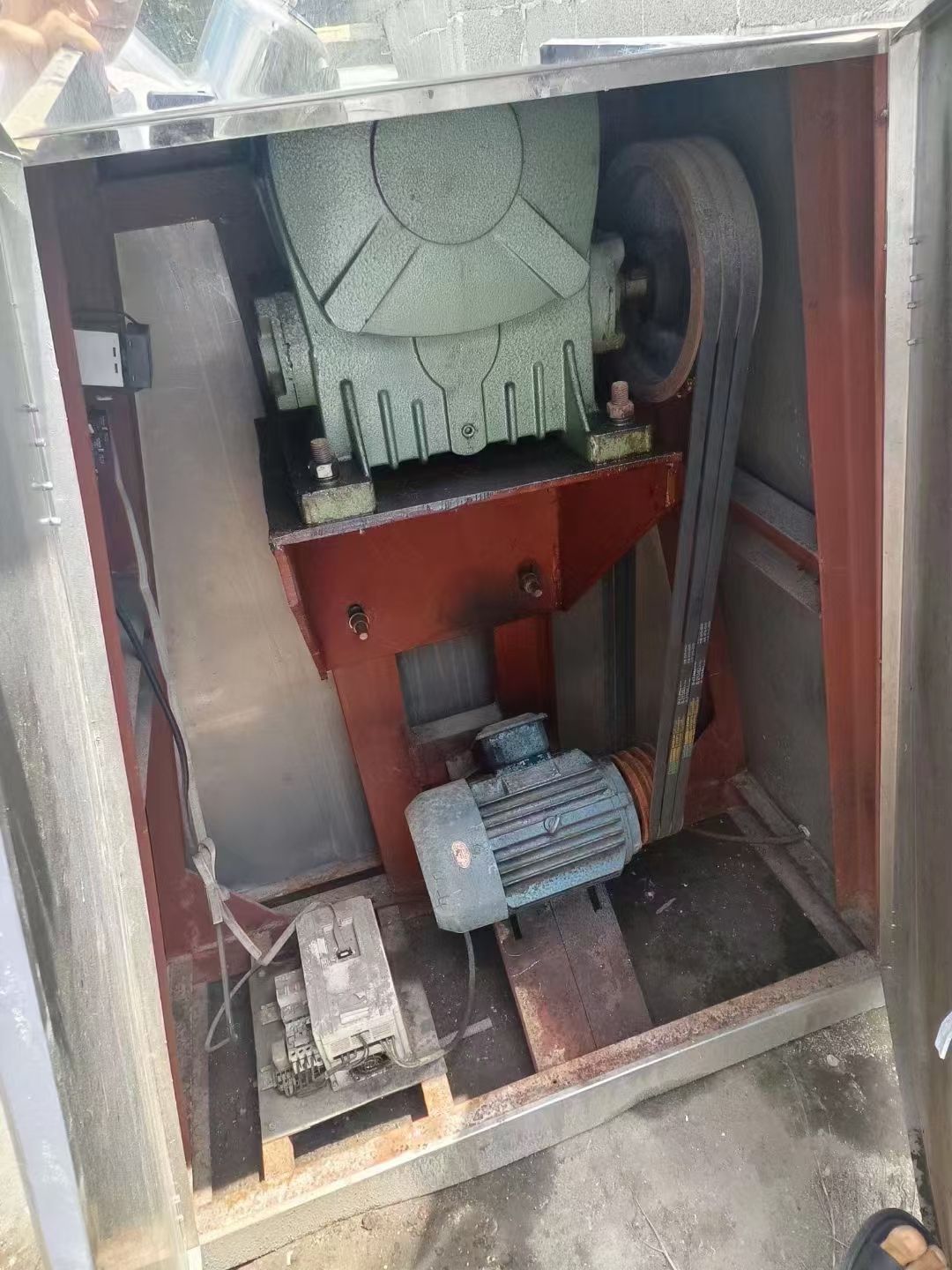 轉(zhuǎn)讓二手V型混合機(jī) 一臺(tái)容積1000L食品級(jí)拋光V型混合機(jī)