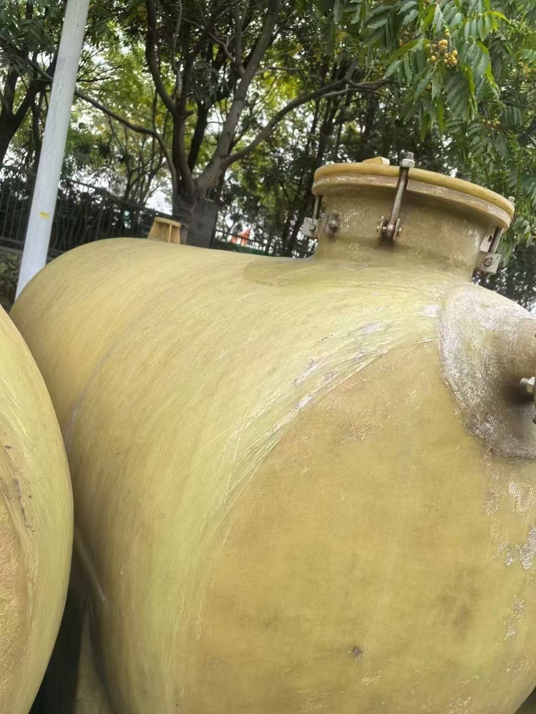轉(zhuǎn)讓二手玻璃鋼罐 24臺(tái)容積5立方臥式鹽酸玻璃鋼罐