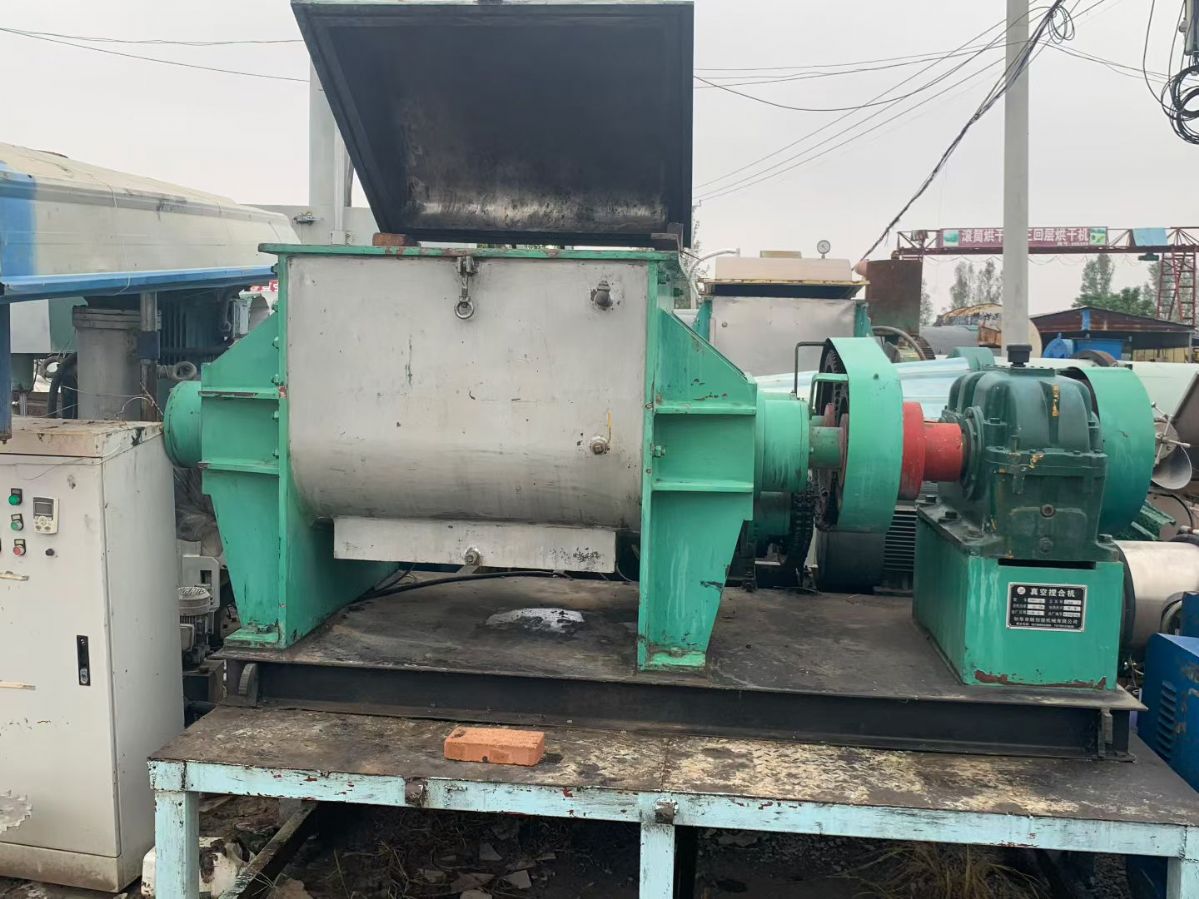 转让二手真空捏合机 一台容积600升螺杆出料电加热真空捏合机