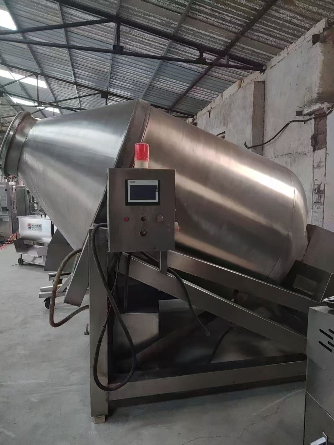 轉(zhuǎn)讓二手真空滾揉機 一臺容積3000L配液壓上料真空滾揉機