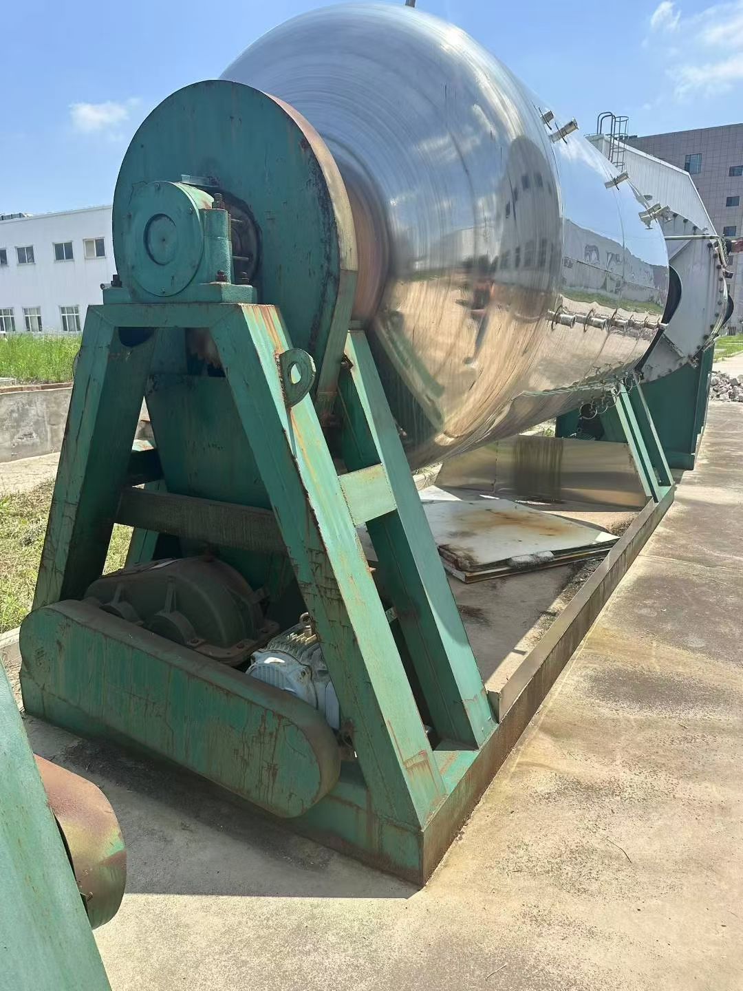 轉(zhuǎn)讓二手耙式干燥機(jī) 一臺容積3000升封閉式真空耙式干燥機(jī)