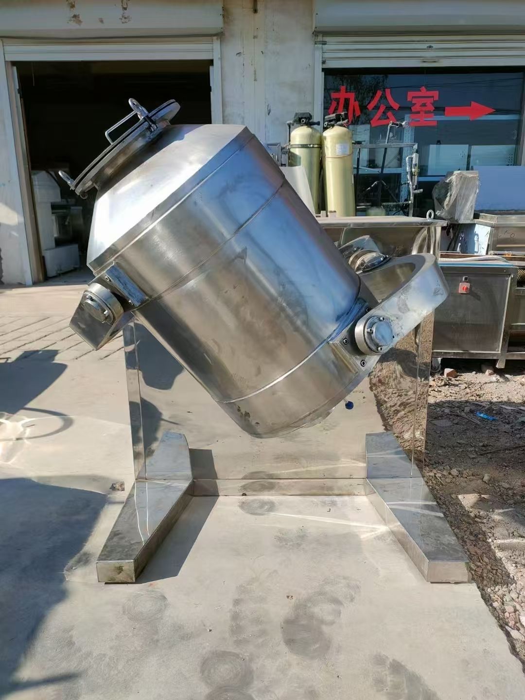 轉(zhuǎn)讓二手三維混合機(jī) 一臺(tái)容積200升南京產(chǎn)三維高效運(yùn)動(dòng)混合機(jī)
