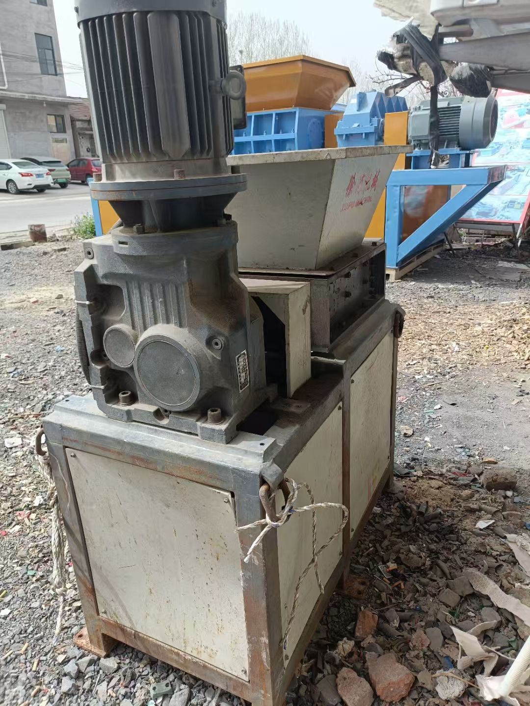 轉(zhuǎn)讓二手單軸撕碎機(jī) 一臺(tái)400型頂部電機(jī)單軸撕碎機(jī)