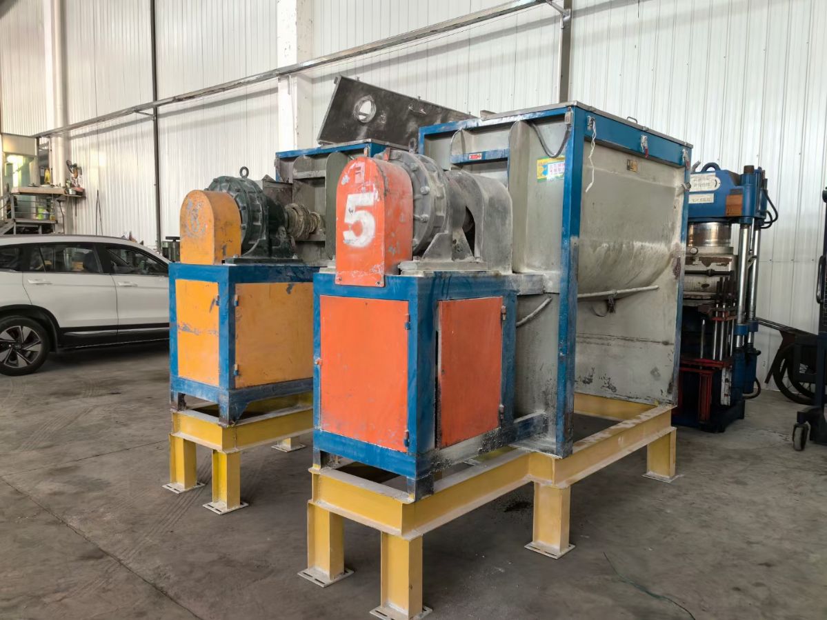 轉(zhuǎn)讓二手螺帶混合機(jī) 兩臺容積1立方電加熱臥式螺帶混合機(jī)