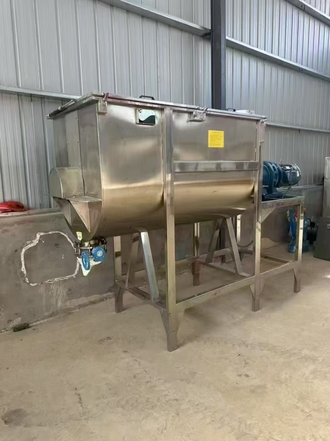 轉(zhuǎn)讓二手螺帶混合機(jī) 一臺(tái)容積1500L內(nèi)外拋光食品級(jí)臥式螺帶混合機(jī)