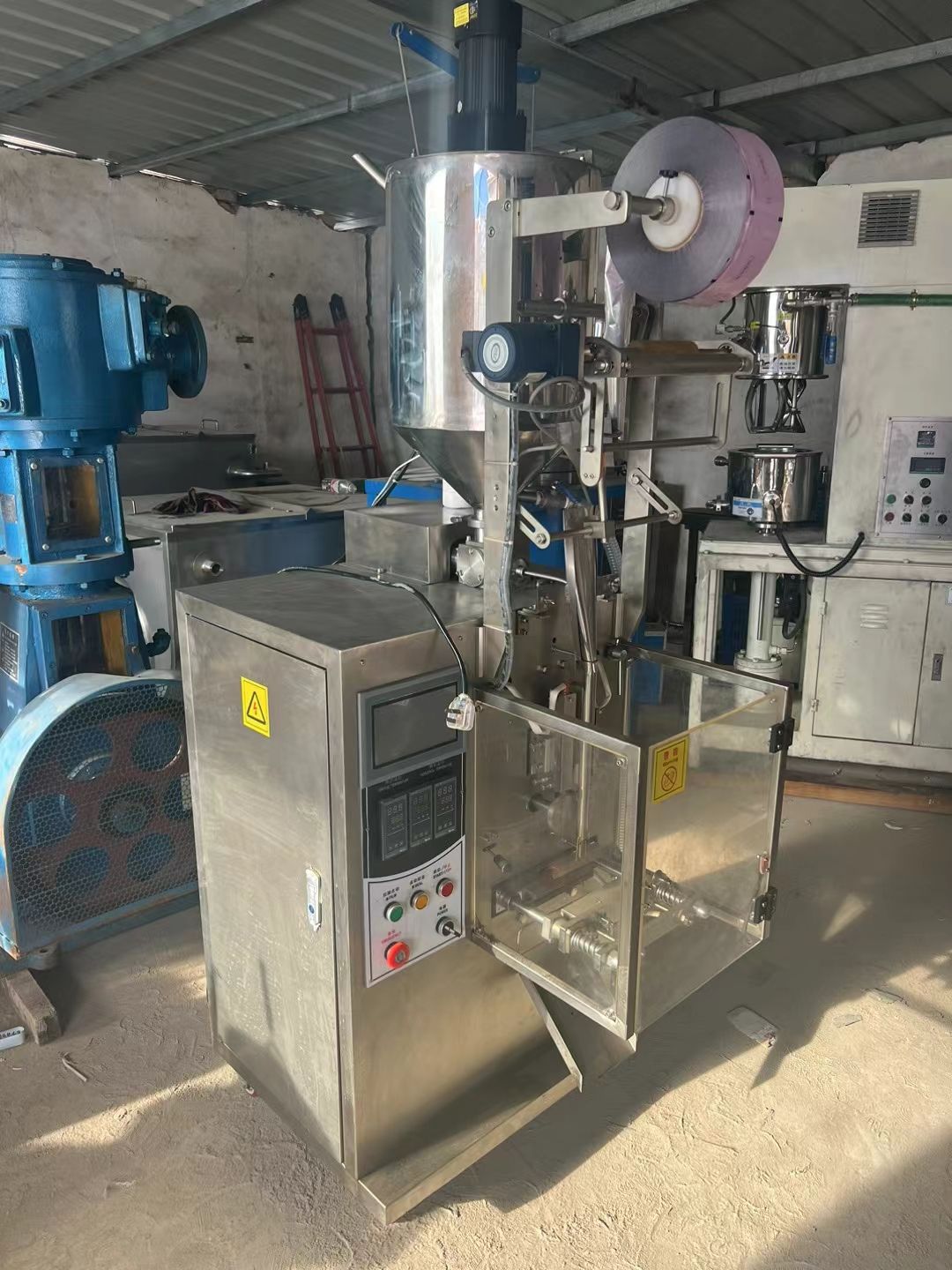 轉(zhuǎn)讓二手液體包裝機 一臺全自動內(nèi)置攪拌立式液體包裝機
