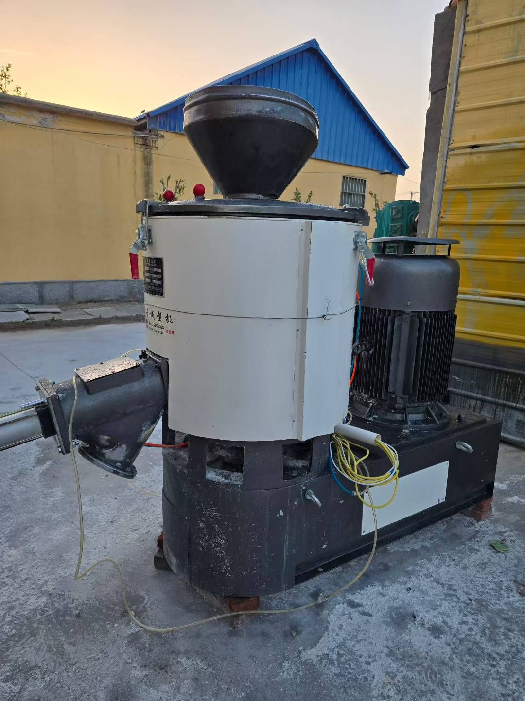 轉(zhuǎn)讓二手高速混合機(jī) 一臺(tái)容積200升立式塑料高速混合機(jī)