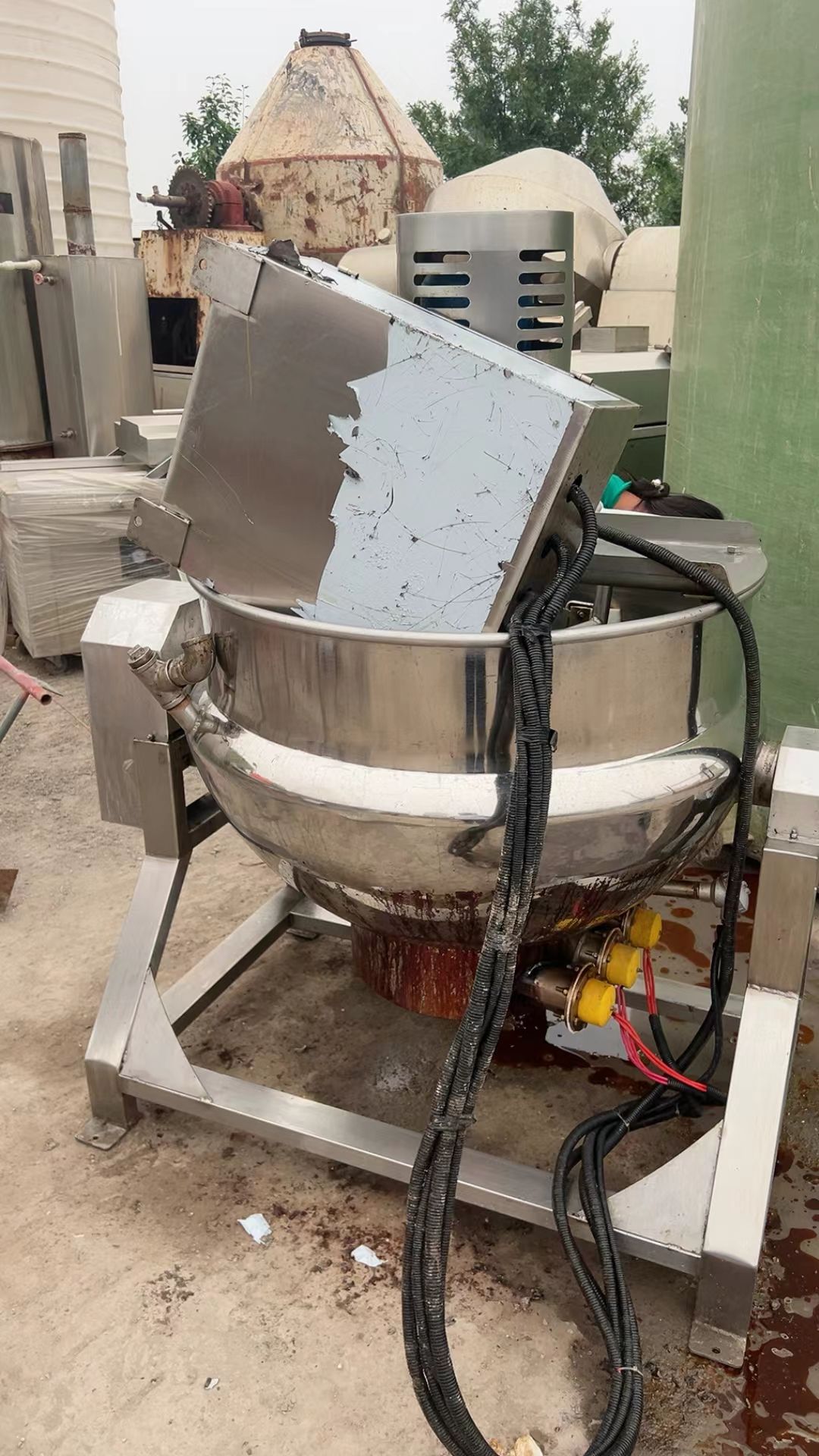 轉(zhuǎn)讓二手電加熱夾層鍋 一臺(tái)容積400升帶傾斜攪拌電加熱夾層鍋