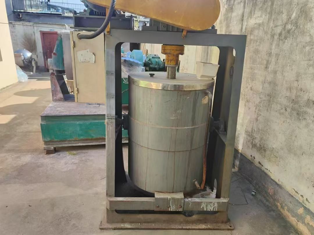 轉讓二手球磨機 一臺容積300L內襯聚氨酯立式球磨機