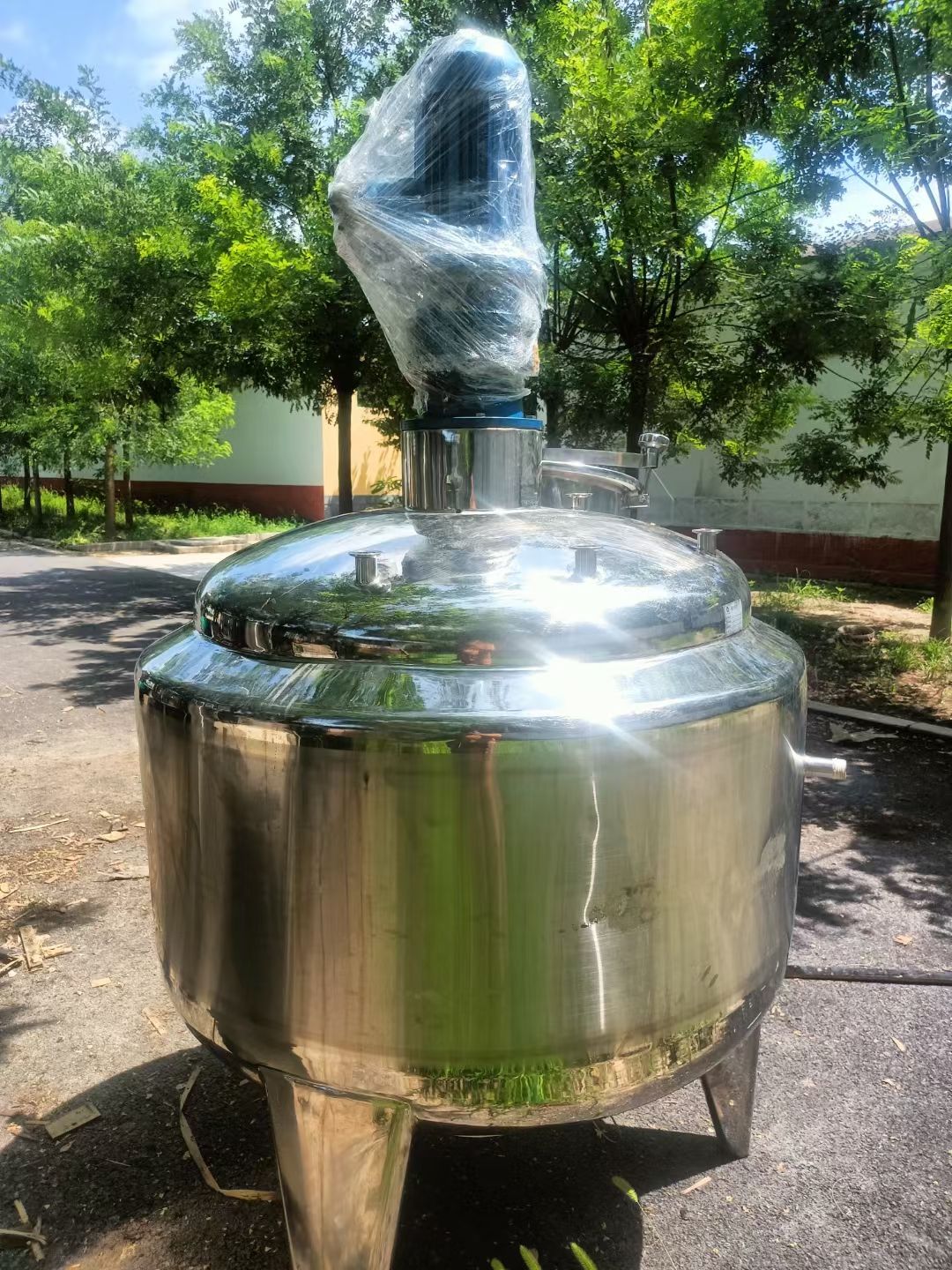 轉(zhuǎn)讓二手雙層攪拌罐 一臺(tái)容積500L內(nèi)掛壁攪拌電加熱雙層攪拌罐