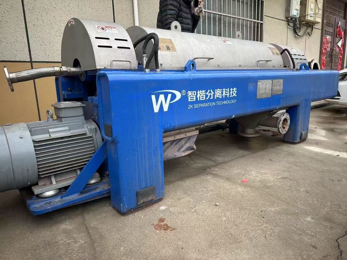 轉(zhuǎn)讓二手臥螺離心機(jī) 兩臺(tái)350型材質(zhì)2205臥螺沉降離心機(jī)