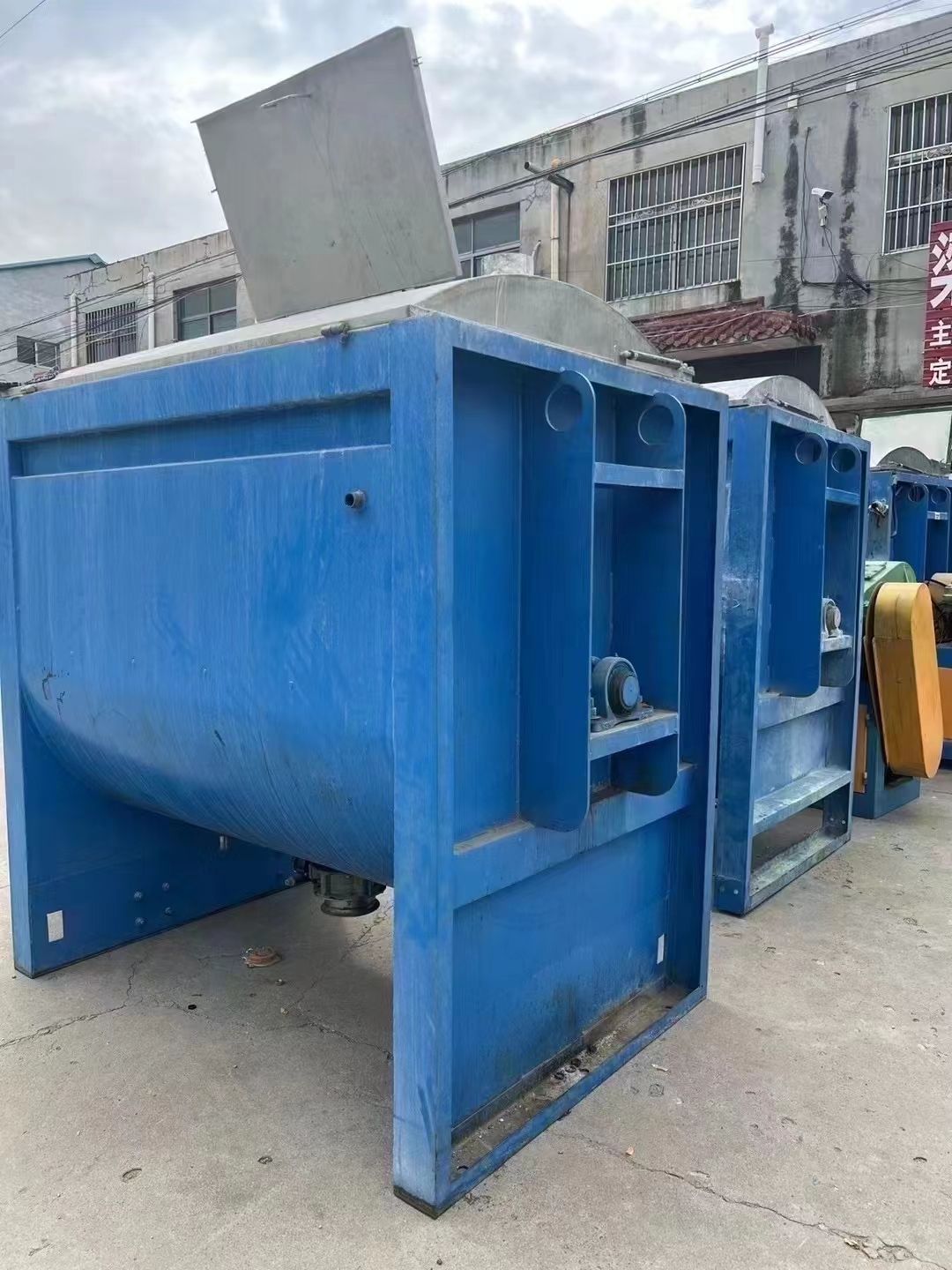 轉(zhuǎn)讓二手螺帶混合機(jī) 三臺(tái)容積2000L功率11千瓦內(nèi)不銹鋼臥式螺帶混合