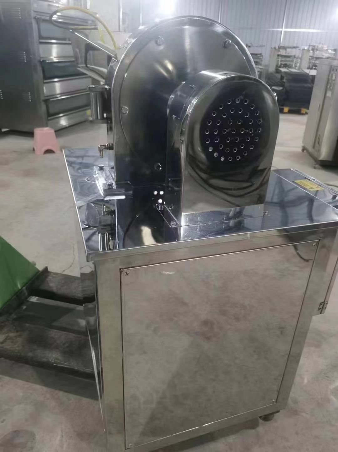 轉(zhuǎn)讓二手高能粉碎機(jī) 一臺(tái)28型水冷式高能粉碎機(jī)