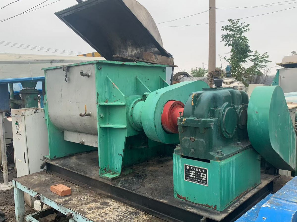 转让二手真空捏合机 一台容积600升螺杆出料电加热真空捏合机