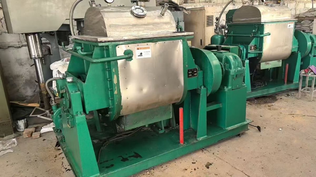 轉(zhuǎn)讓二手真空捏合機(jī) 兩臺容積300L電加熱翻缸真空捏合機(jī)