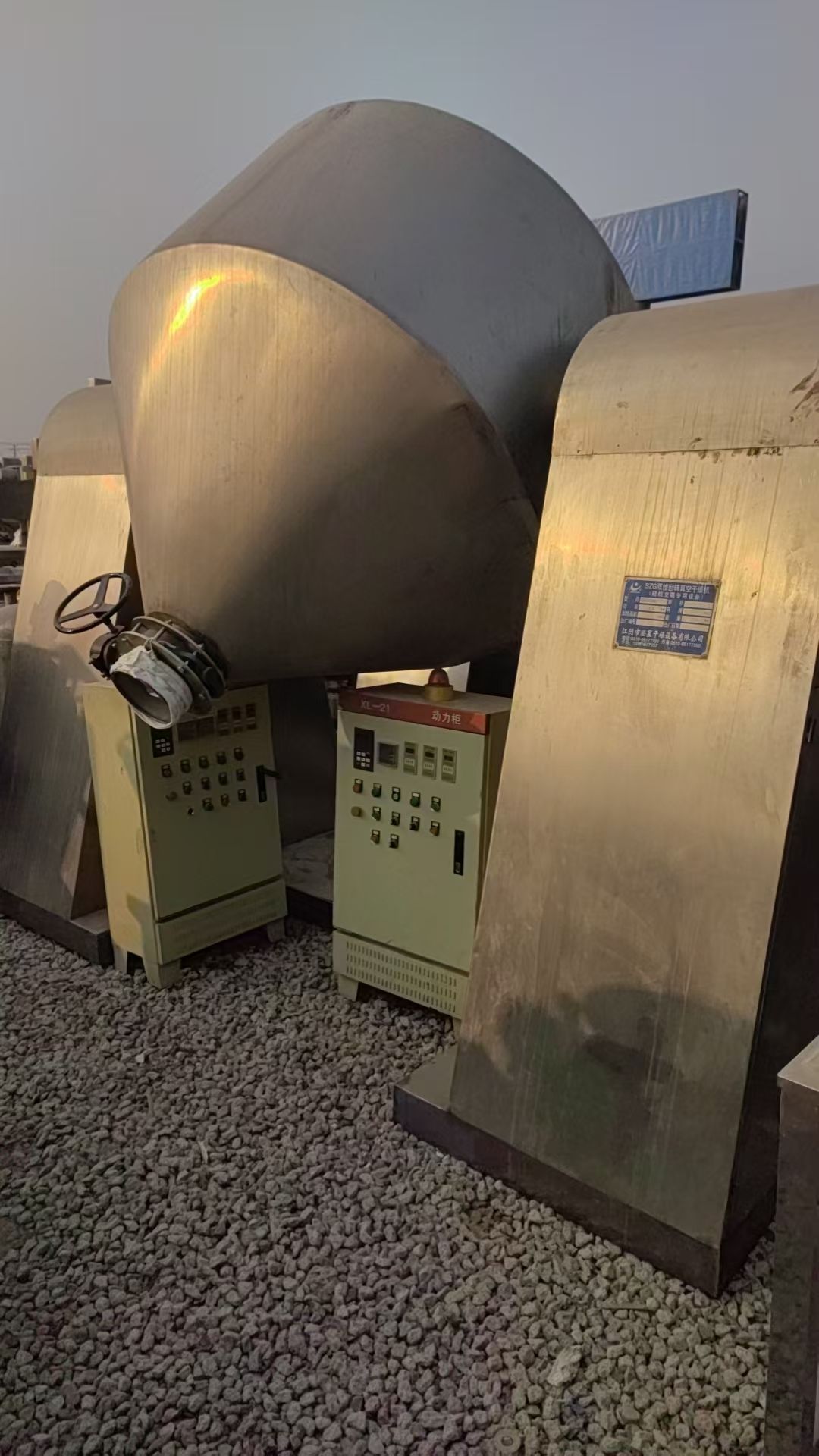 轉(zhuǎn)讓二手雙錐干燥機(jī) 兩臺容積2000L不銹鋼真空回轉(zhuǎn)雙錐干燥機(jī)