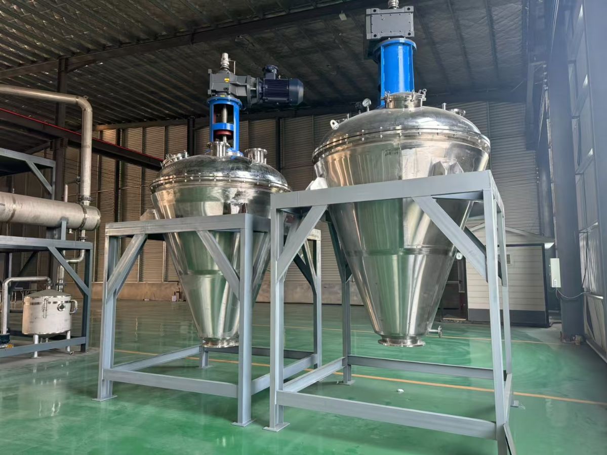 轉(zhuǎn)讓二手螺帶干燥機(jī) 兩臺容積3000L真空單錐螺帶干燥機(jī)