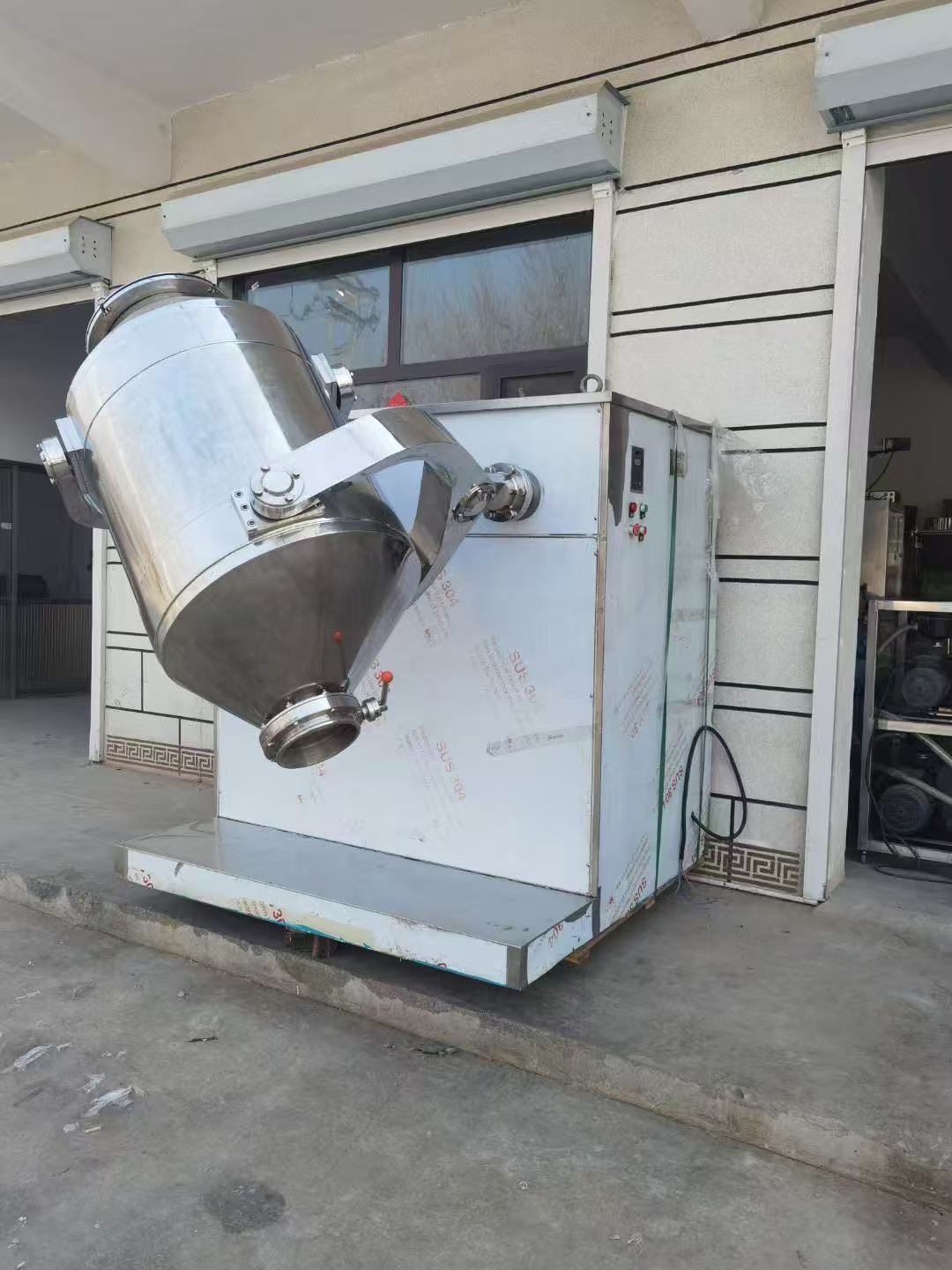 轉(zhuǎn)讓二手三維混合機(jī) 一臺容積400升高效三維運(yùn)動(dòng)混合機(jī)
