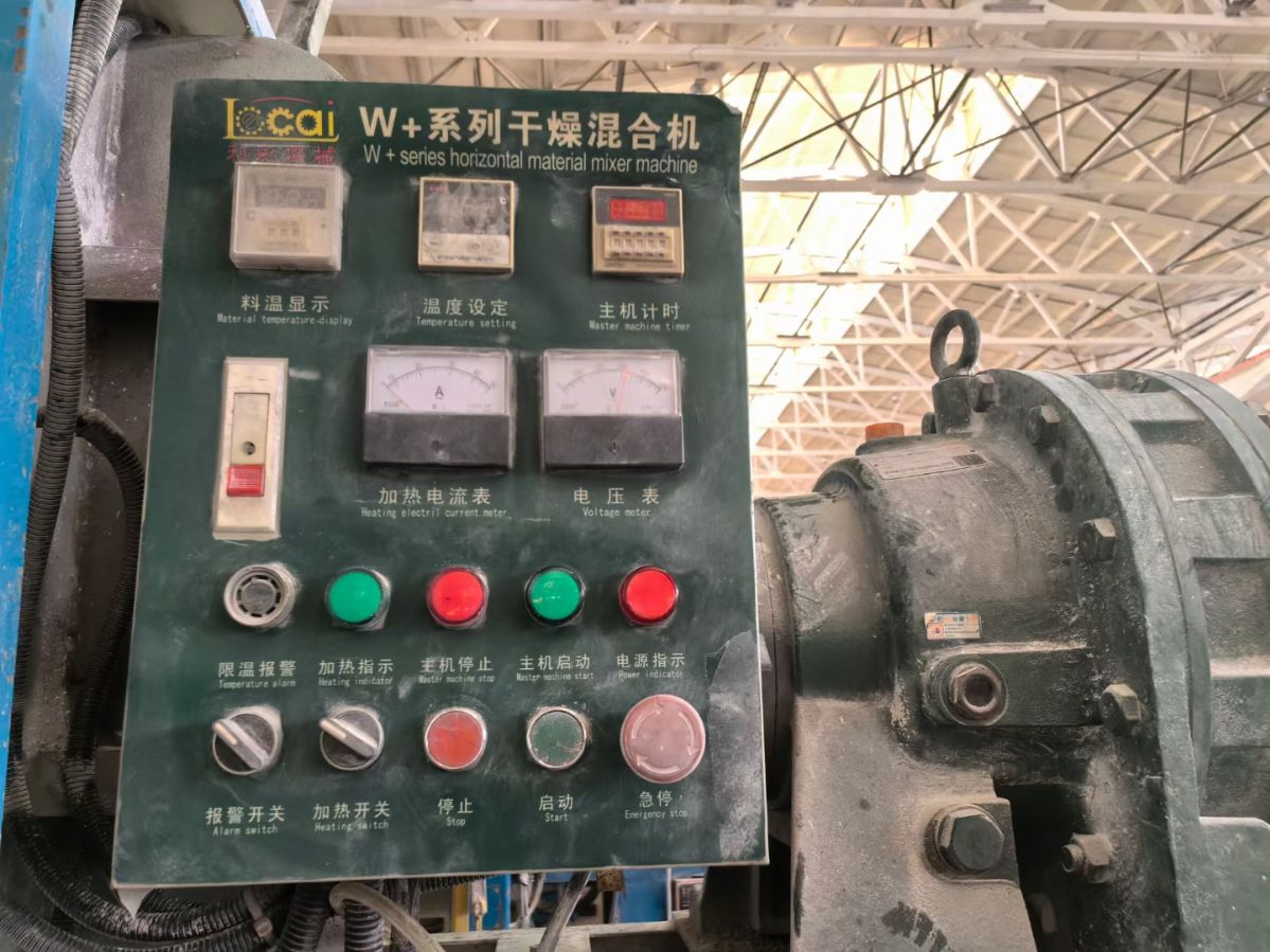 轉(zhuǎn)讓二手螺帶混合機(jī) 兩臺容積1立方電加熱臥式螺帶混合機(jī)