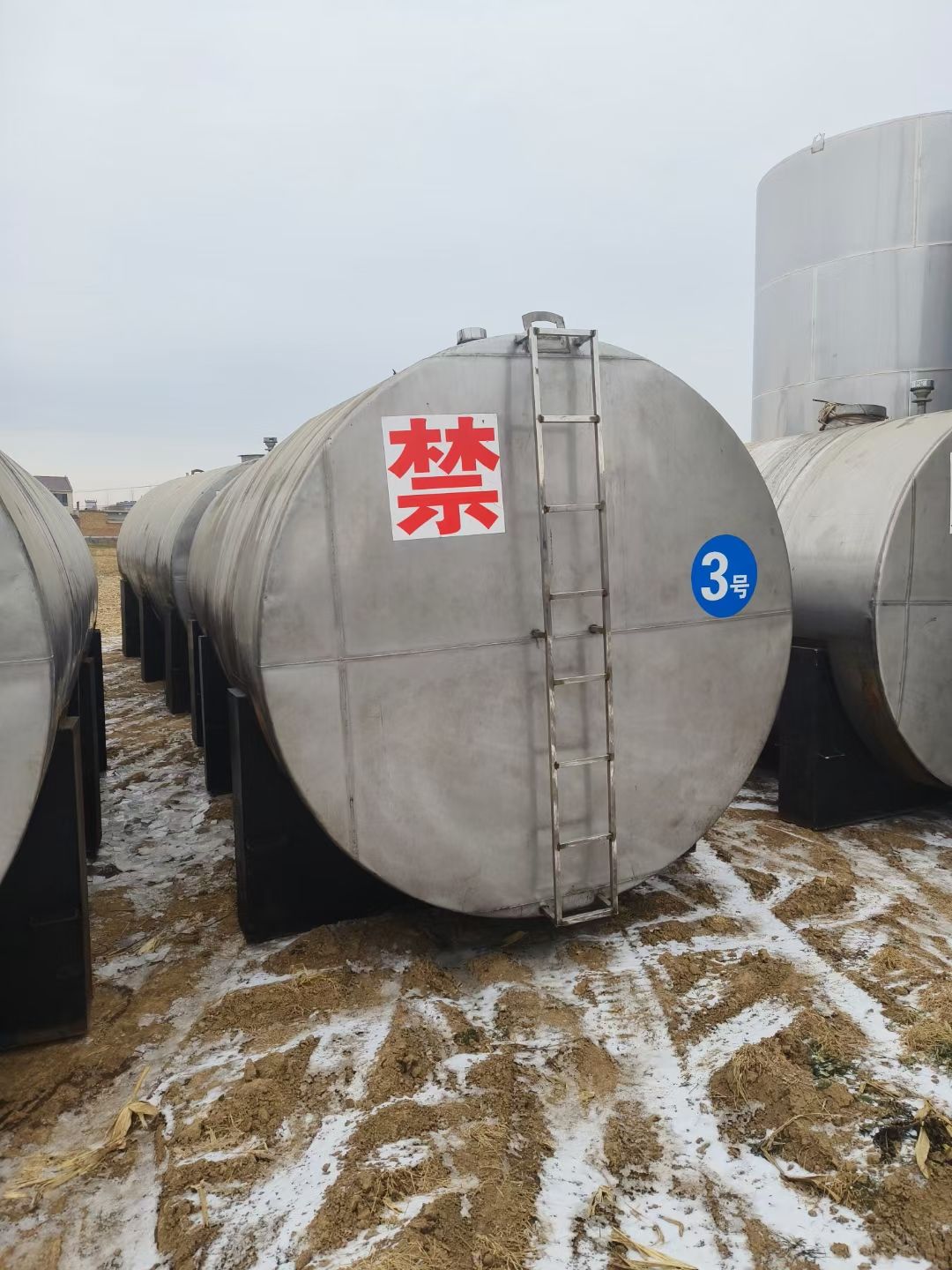 轉(zhuǎn)讓二手不銹鋼儲罐 六臺容積30立方臥式酒精儲罐