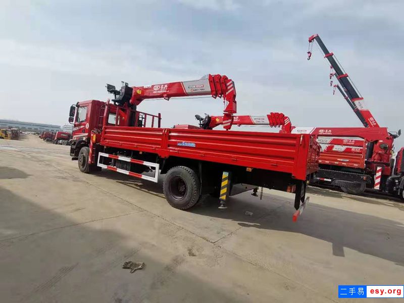 國六東風(fēng)單橋單排8噸10噸隨車吊貨廂6.1米 包上牌