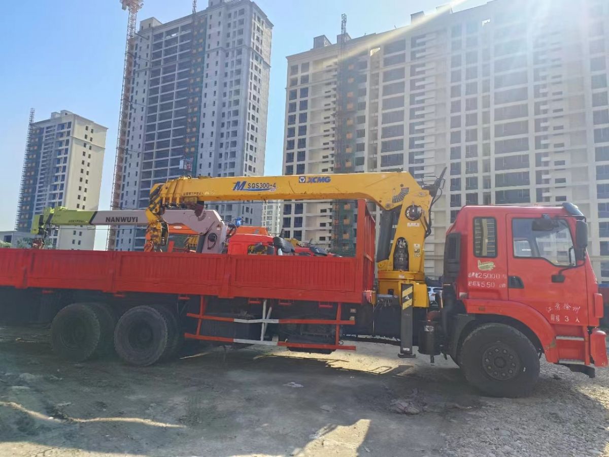 轉(zhuǎn)讓徐工12噸14噸隨車吊 工地完工低價(jià)賣