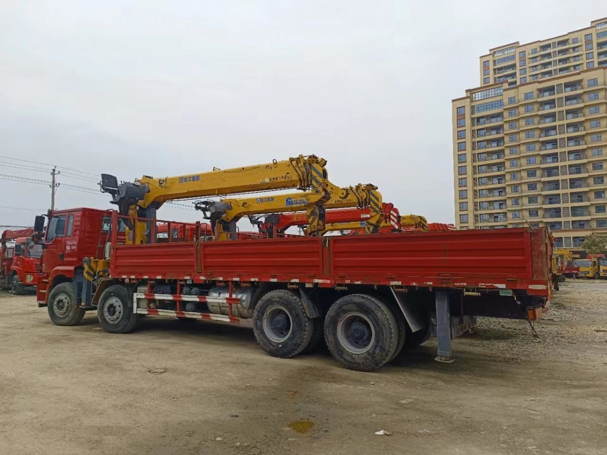 轉(zhuǎn)讓徐工12噸14噸隨車吊 工地完工低價(jià)賣
