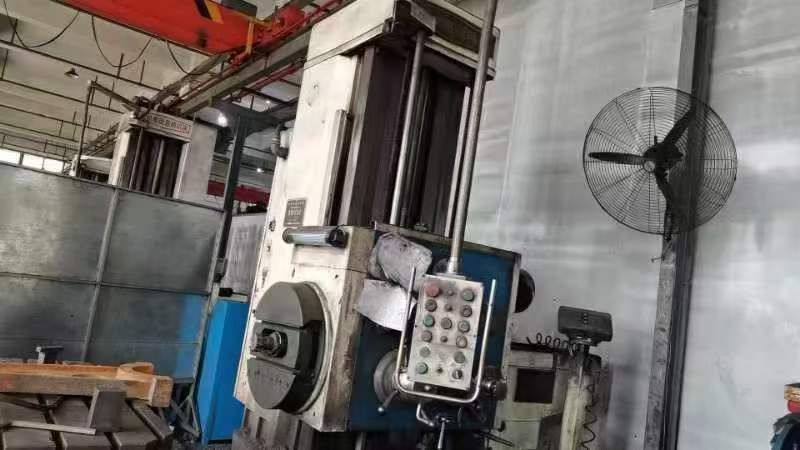 處理二手交大昆機TX6111C-2數顯臥式鏜銑床工作臺承重4000
