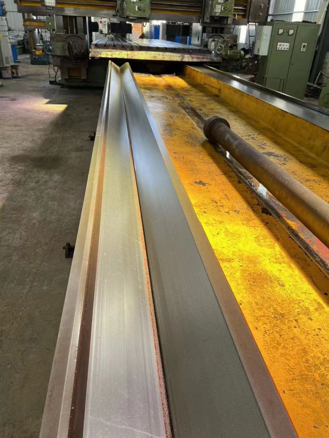 出售青島重型2.8x10米龍門銑床立銑頭電機(jī)功率15