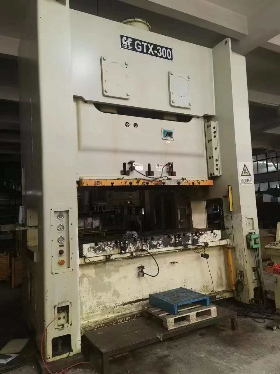 轉(zhuǎn)讓二手金豐GTX-300閉式雙點(diǎn)壓力機(jī)二手300噸壓力機(jī)