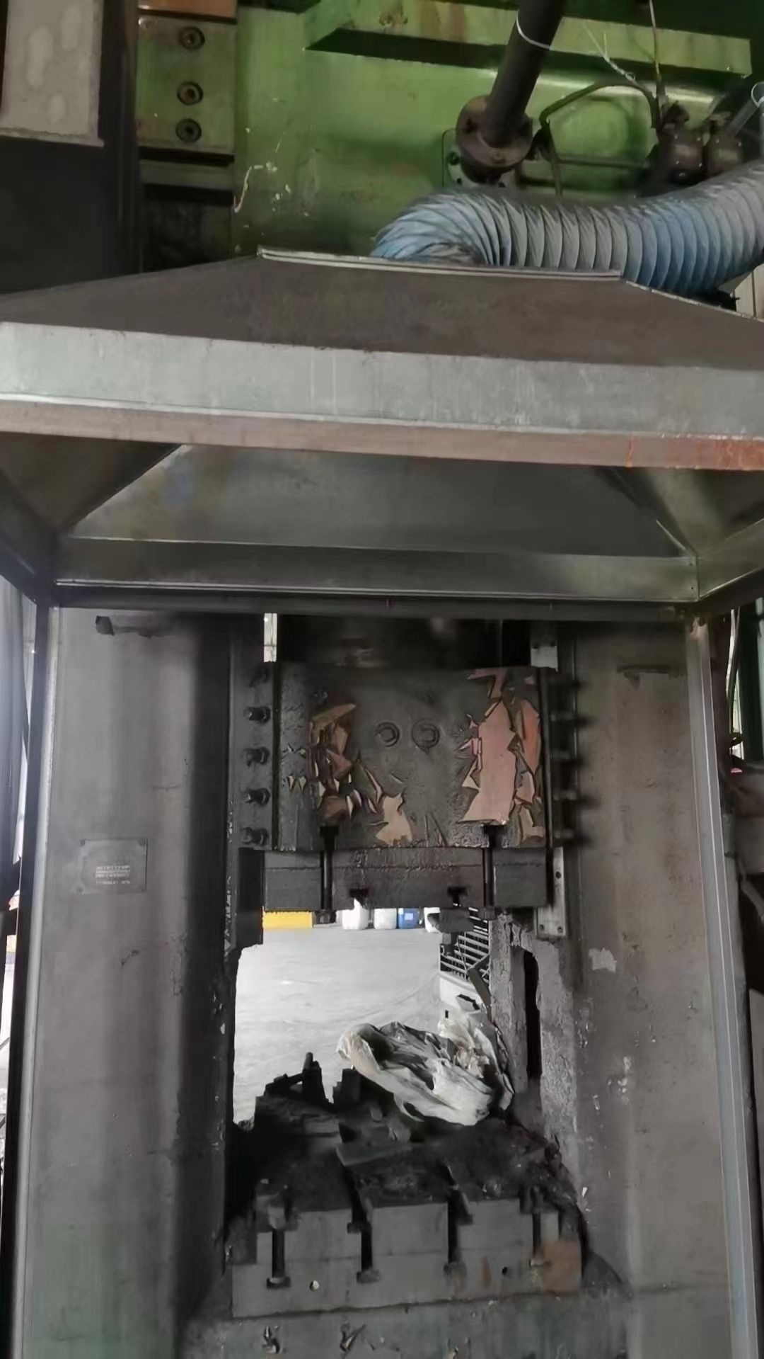 處理二手方澤630電動螺旋壓力機公稱力6300